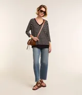 Remera femenina rayada blanca y negra, de manga 3/4 y escote en V.