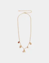 Collar corto dorado con cadena de eslabones y dijes colgantes: mariquita, trébol de cuatro hojas, herradura, corazón y cerezas.