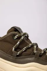 Zapatillas deportivas color verde militar con cordones gruesos y suela chunky color crema.