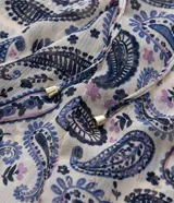Vestido corto estilo camisa en tejido chiffon con estampado paisley, cuello camisero, abotonado delantero, mangas largas con puños elásticos, lazo en la cintura y forro estilo combinación.