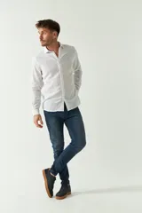 Camisa de manga larga color amarillo claro, confeccionada en lino y algodón, corte semi slim y logo bordado.