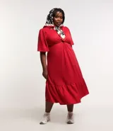 Vestido midi rojo de malla texturizada, con escote en pico, mangas cortas, aro central en el escote y recorte cutout lateral en la cintura.