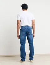 Pantalón de jean de corte recto, color azul.