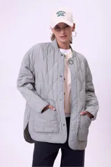 Pantalón de jean negro con efecto lavado, corte ancho, bolsillos cargo laterales y tiro alto.