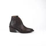 Botines de cuero vacuno color blanco con diseño bordado, taco de madera foliado en cuero de 5cm, cierre del lado interior y horma de punta fina.