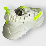 Championes blancos con plataforma, cordones y detalles en amarillo neón.