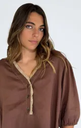 Vestido largo color beige, con escote en V, mangas 3/4 abullonadas y botones frontales.