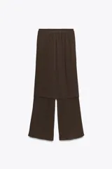 Pantalón marrón de tiro alto con cintura elástica y detalle de pareo superpuesto.