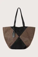 Bolso tote de paja con diseño geométrico en tonos beige y negro. Asas de cuero sintético negro y etiqueta colgante con el logo de la marca.