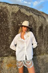 Minifalda de tul y lentejuelas plateadas con diseño de escamas, forro corto y corte en ondas en el dobladillo.