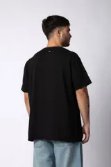 Remera color crudo de corte recto y mangas cortas.