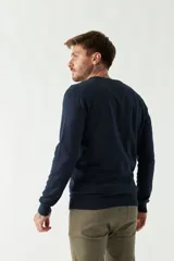 Sweater negro de manga larga con escote en V y logo bordado.