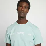 Camiseta verde agua de manga corta con estampado frontal de la marca Persimmons en color blanco.