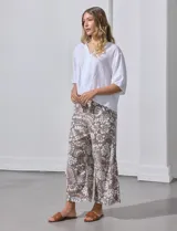 Blusa marrón de lyocell con escote en V y mangas cortas.