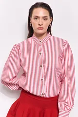Camisa de algodón liviano a rayas verticales rojas y blancas, con cuello mao, frunce en los hombros y botones a contratono.