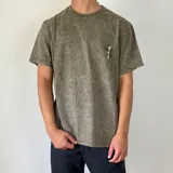 Remera color verde oliva con efecto gastado, corte semi oversize y estampado en la espalda con dos tigres, flores y texto en japonés.