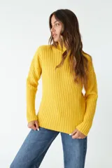 Sweater tejido negro de cuello alto y corte regular.