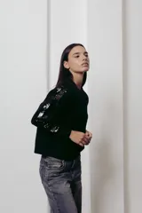 Sweater negro de punto con paneles de lentejuelas en las mangas, corte recto y fit relajado.