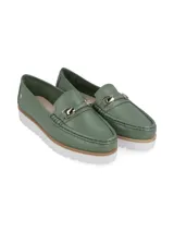 Mocasines rojos de cuero con suela track blanca y detalle de hebilla dorada.