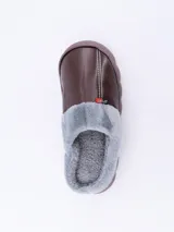 Pantuflas cerradas color gris con interior de piel sintética y detalle de costuras blancas.
