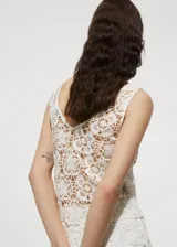 Top de crochet color blanco con escote en V y sin mangas.