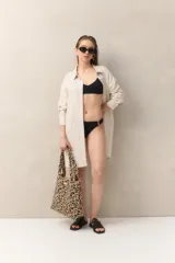 Bombacha de bikini color marrón con textura acanalada y detalle de aro dorado en los laterales.