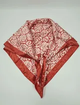 Pañuelo de seda con estampado de cachemir, animal print, cadenas y flores.
