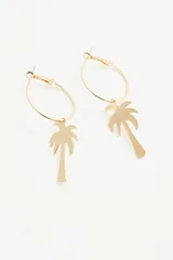 Aros dorados tipo argolla con dije colgante de palmera.