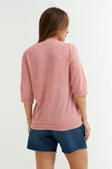 Sweater color beige de tejido de punto, con escote en V y mangas 3/4.