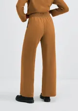 Pantalón marrón de corte recto con bolsillos laterales y costuras verticales en el frente.