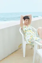 Vestido midi de algodón con estampado de limones, breteles finos ajustables, escote en V y espalda fruncida. Tiene corte en la cintura y falda acampanada.