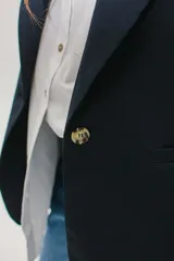 Blazer sastrero negro de corte recto.