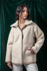 Campera camisa reversible confeccionada 100% en cuero ovino, hecha en Uruguay. Con broches y bolsillos de ambos lados. Cuello con doble corderito.