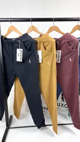 Pantalón de jogging negro con puños elásticos en los tobillos y cordón ajustable en la cintura.