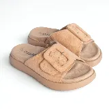 Sandalias negras con plataforma, tira ancha sobre el empeine con hebilla decorativa y plantilla color camel.