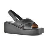 Sandalias de plataforma color beige con tiras cruzadas y pulsera con hebilla.