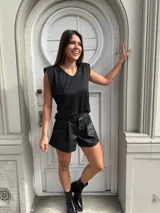 Blusa negra de lurex con hombreras y escote en V.