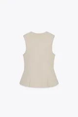 Top color crema, de cuello redondo y sin mangas. Tiene cintura entallada y bajo con pinzas acabado peplum. Cierre frontal con cremallera oculta en costura.
