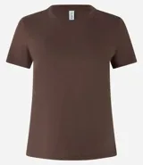 Remera básica de media malla color blanco, con cuello redondo y mangas cortas.