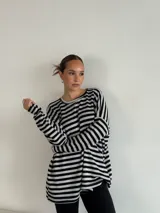 Sweater oversize de viscosa a rayas horizontales blancas y negras, con cuello alto.