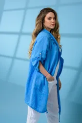 Campera larga de lino color azul con mangas 3/4 y bolsillos laterales.