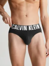 Pack de tres slips Calvin Klein de la colección Intense Power, confeccionados con mezcla de algodón y elastano. Diseño minimalista color negro con cinturilla elástica blanca con el logo de la marca.