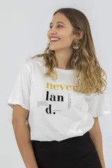 Remera verde militar con estampado de letras y animal print.