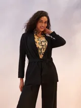 Blazer negro de manga larga, con cuello solapa y cinturón para anudar a la cintura.