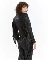 Chaqueta de cuero color marrón con corte entallado, cierre frontal asimétrico con cremallera, cuello con solapas de muesca y flecos decorativos en las mangas.