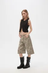 Bermuda de jean con estampado animal print, de calce alto y corte ancho.