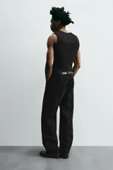 Pantalón de jean gris oscuro, corte amplio, con cinco bolsillos, efecto lavado y cierre frontal con cremallera y botón.