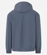 Campera gris con capucha, cuello alto, mangas largas y bolsillos con solapa y botones. Cierre frontal oculto. Marca Request, colección Primavera/Verano 2024.