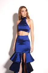 Falda larga de tafeta azul eléctrico, de corte sirena, con tajo lateral y volados en el ruedo.