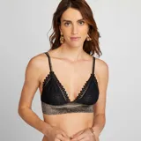 Sujetador triangular de encaje negro con banda inferior elástica plateada y tirantes finos regulables.